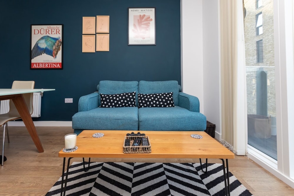 Peaceful & Vibrant 1BD Flat W/balcony- Bow Common!
