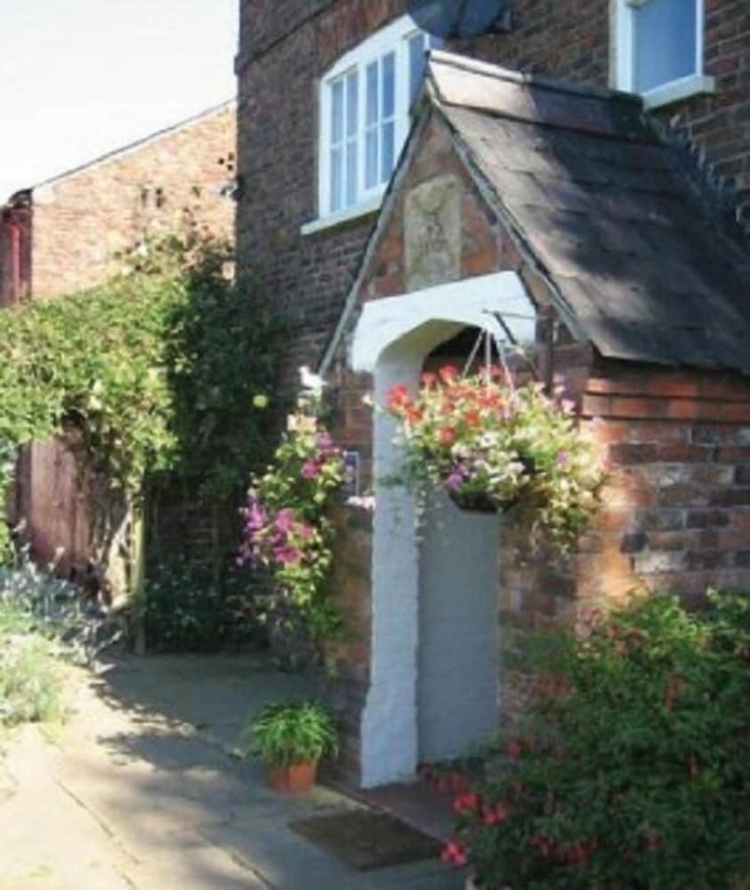 Altrincham Vacations - Birtles Farm Bed and Breakfast - Property Image 1