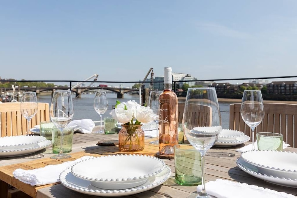 Cheyne Walk Houseboat by Onefinestay