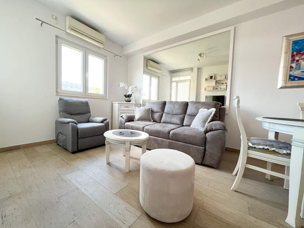 MIRROR apartment