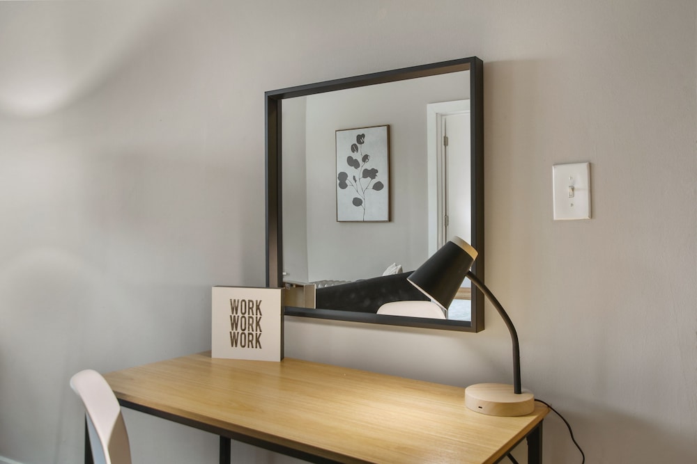3BR Apartment w Laundry in Rogers Park photo 2