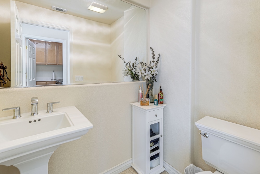 3 Mi to Main St Tracy: Homey Retreat w/ Game Room!