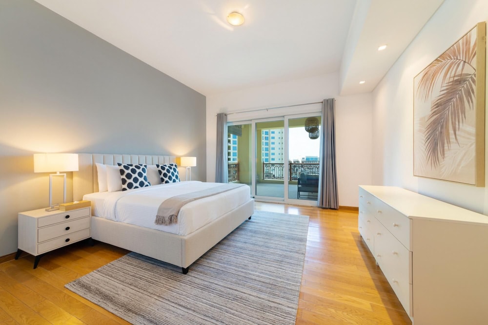 Exclusive Apt w Seafront Views Over Palm Jumeirah