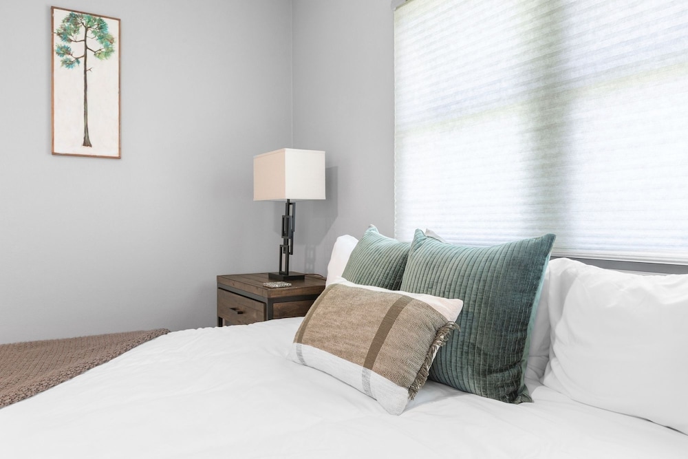 Zander Haus 3 Bedroom Home by RedAwning