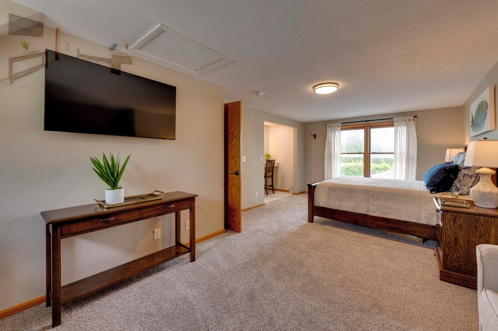 Game Room + Patio: 'bremer House Waverly Rental' view 4