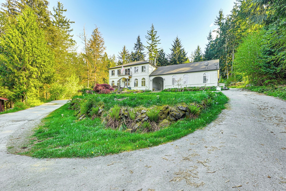 Hike & Explore: Guest Suite w/ Deck in Issaquah
