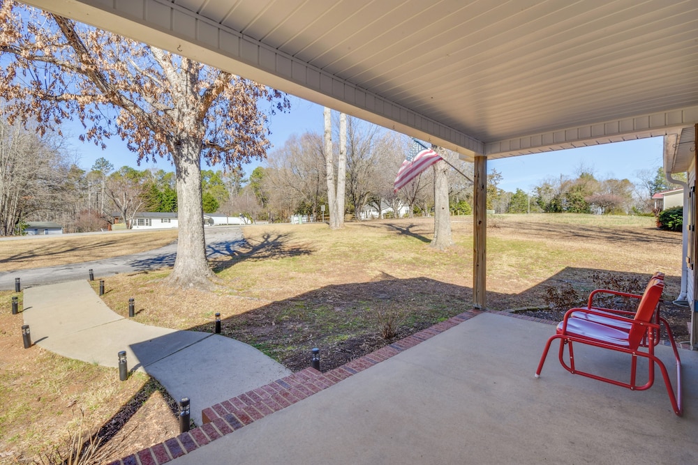 Deck, Grill & Dock Access: Lake Keowee Retreat!