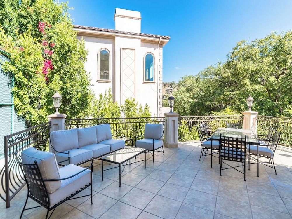 Robmar Mansion - Beverly Hills Mediterranean Estate With Pool & Sport Court