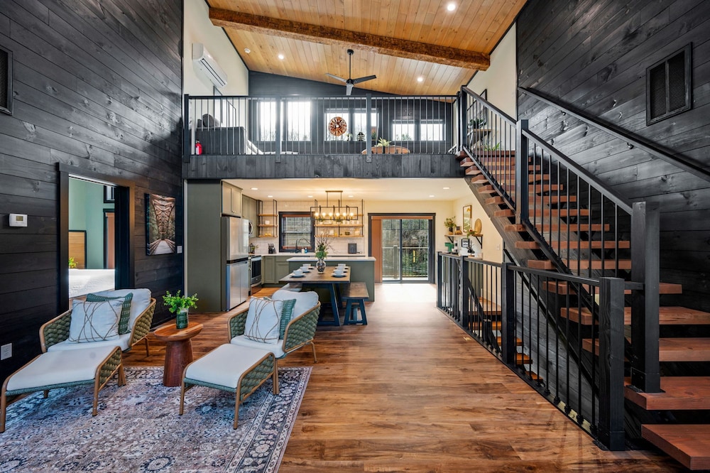Game Room-hot Tub-10 Mins to Downtown Gatlinburg