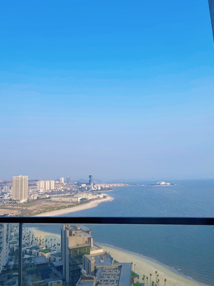 Sea view Àlacarte Ha Long Bay Apartment