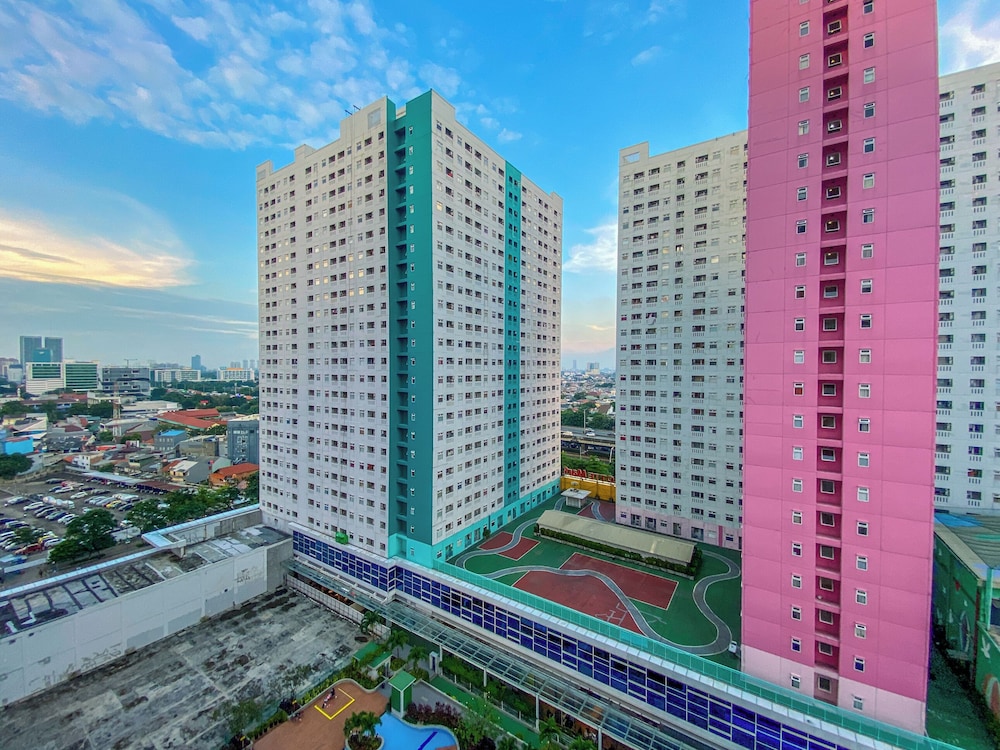 Cozy Living 2Br At Green Pramuka City Apartment