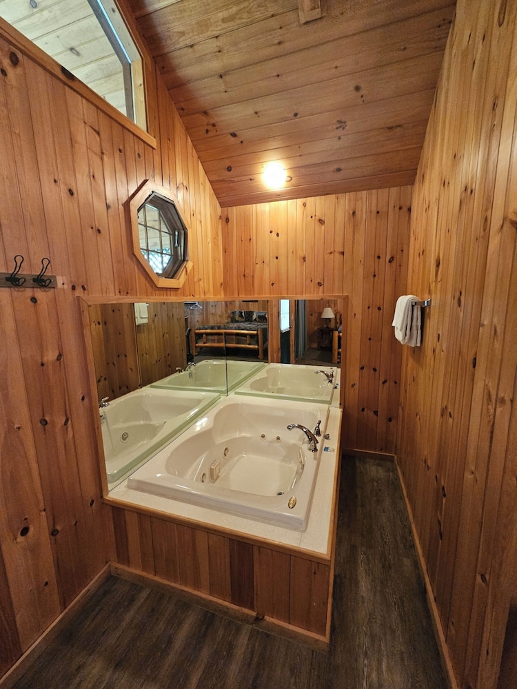 Urban Escape - 1BR King Cabin