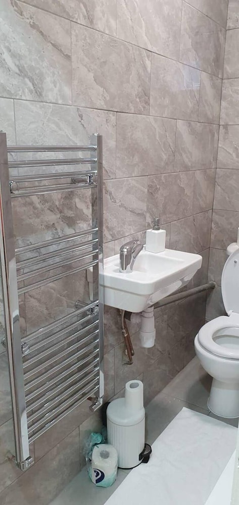 4 Bedroom House in Grays - Sleeps 6 & Parking