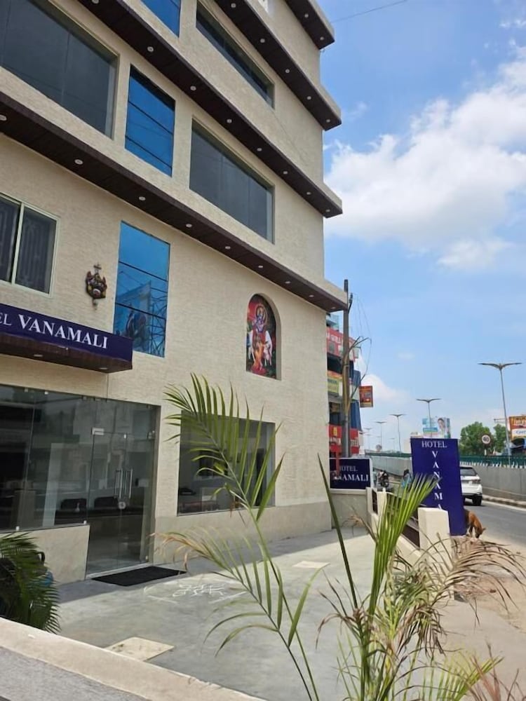 HOTEL VANAMALI