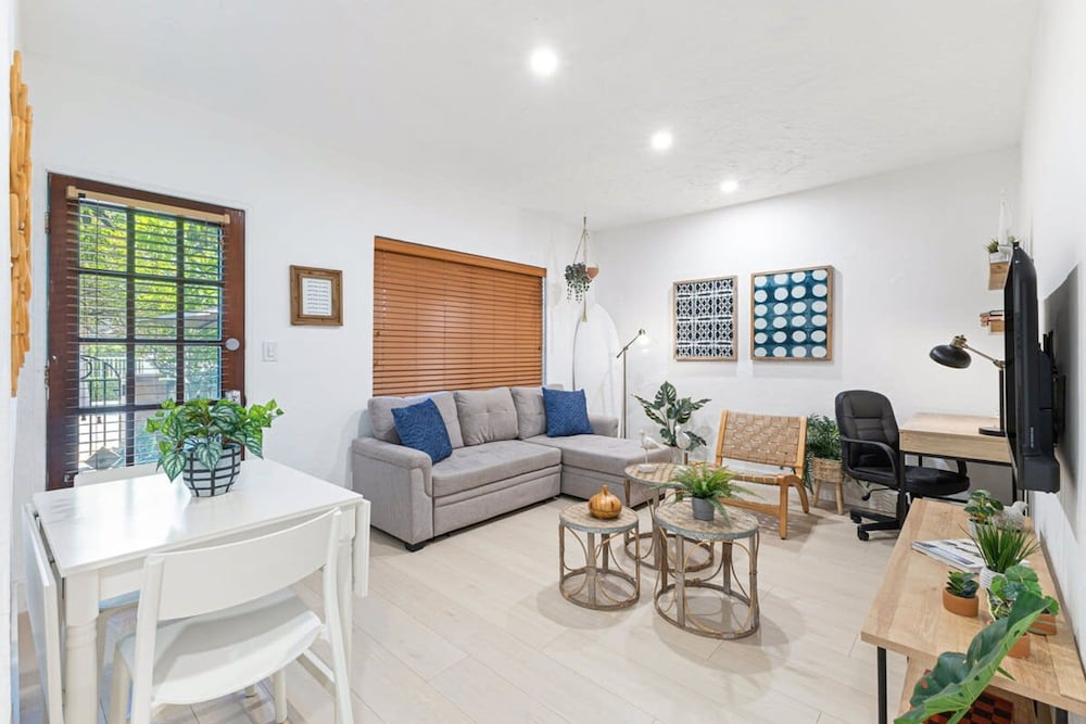 Bright Stylish Apt in Las Olas Blvd Victoria Park