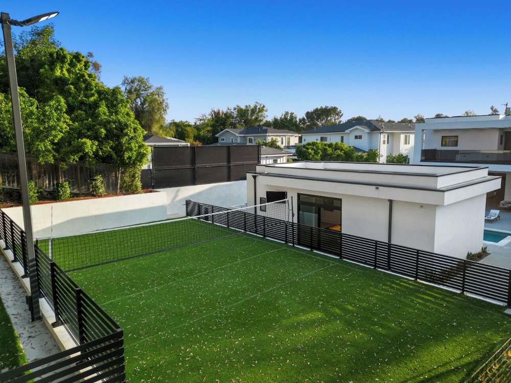 Melvin - Modern Contemporary Estate w/ Backyard + Pool & Spa