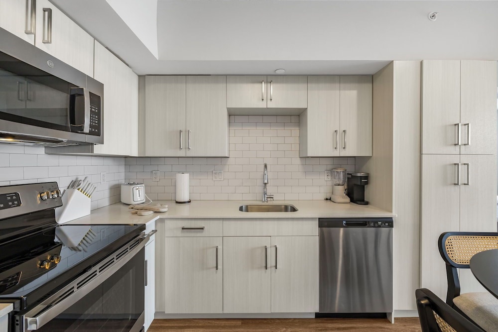 Stylish City-View Condo Pool Access