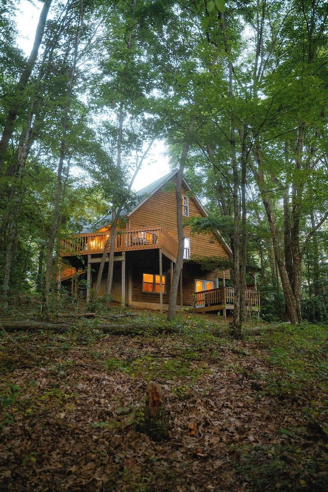 Cheerful Two Bdrm Cabin With Hot Tub & Pet Friendly