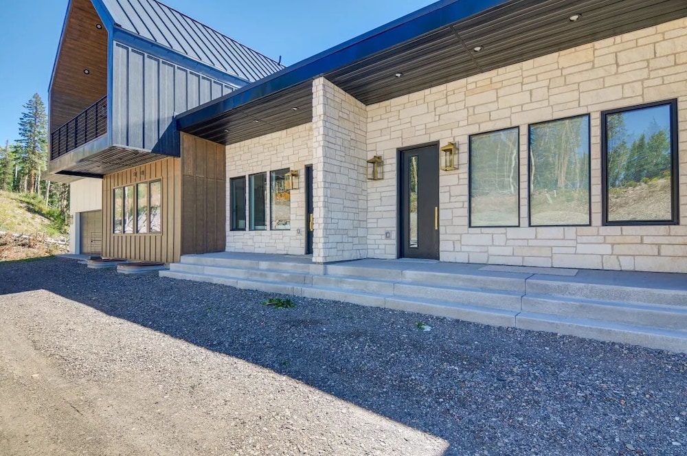 Beaver Vacations - Alpine  Mountain Escape - Property Image 1
