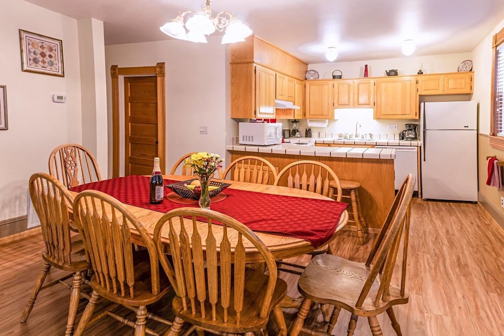 Ashland Vacations - Oak Sherwin House Near OSF - Property Image 6