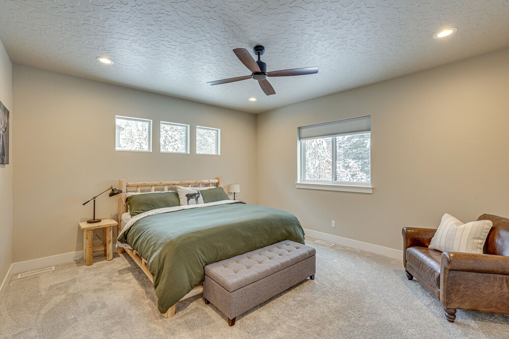 All-season Cabin: Hot Tub & Sauna in Donnelly view 3