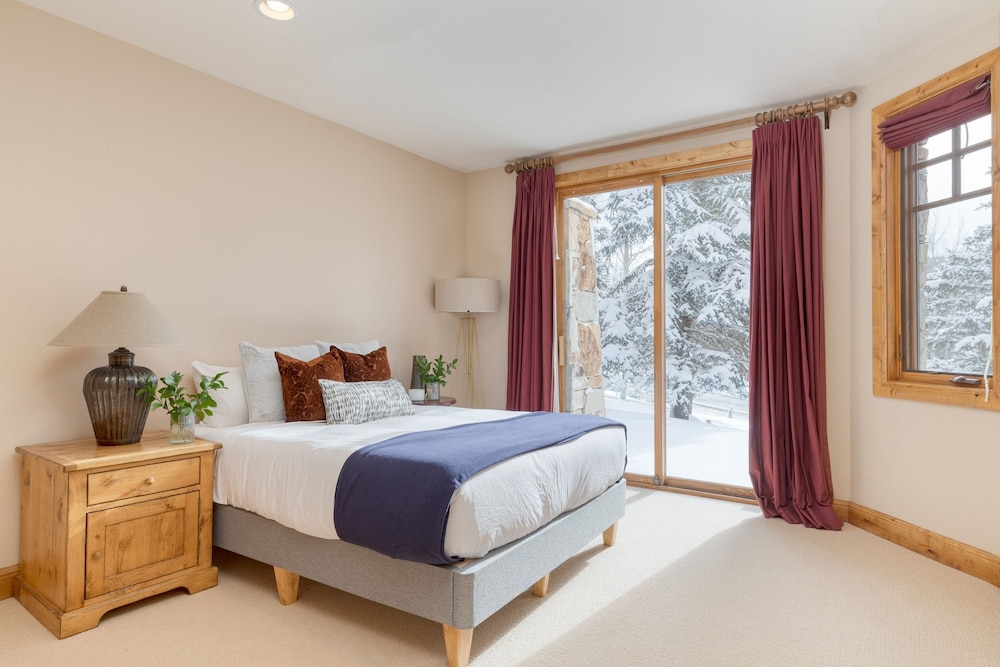 Telemark Luxury Retreat by Avantstay Stunning Views w Hot Tub Theatre Room and Pool Table