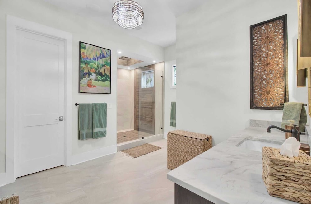 Walk to the Beach + Private Pool, Rooftop Terrace, Balcony 3602 Cameron
