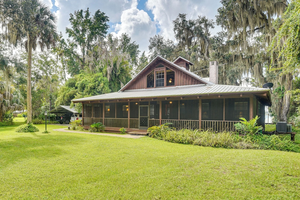 Little Lake George Hideaway w/ Furnished Boathouse