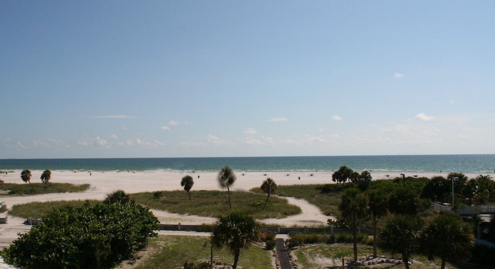 Voyager Beach Club
