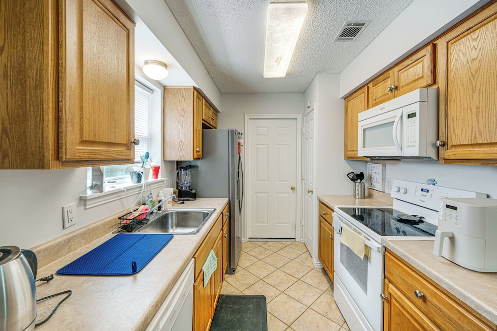 1 Mi to Denton Square: Family Home w/ Fenced Yard!