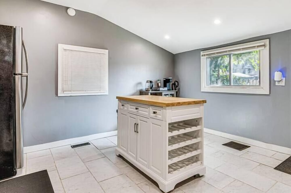 Charming 2 Bedroom with in Home Gym