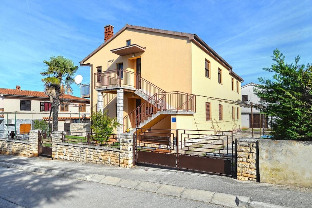 Cozy Apartment in Peroj With Terrace