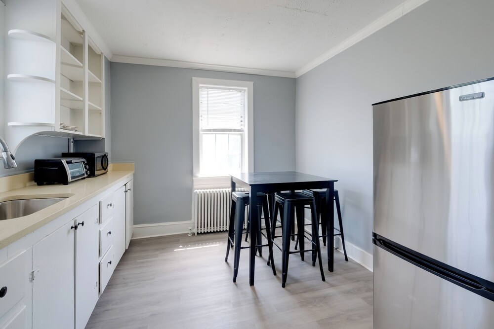 Near Loudoun Wine Trail: Apt w/ Restaurant On-site