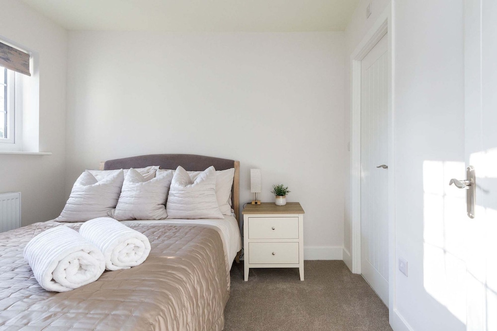 Beautiful 4-bed Close to South Downs Goodwood