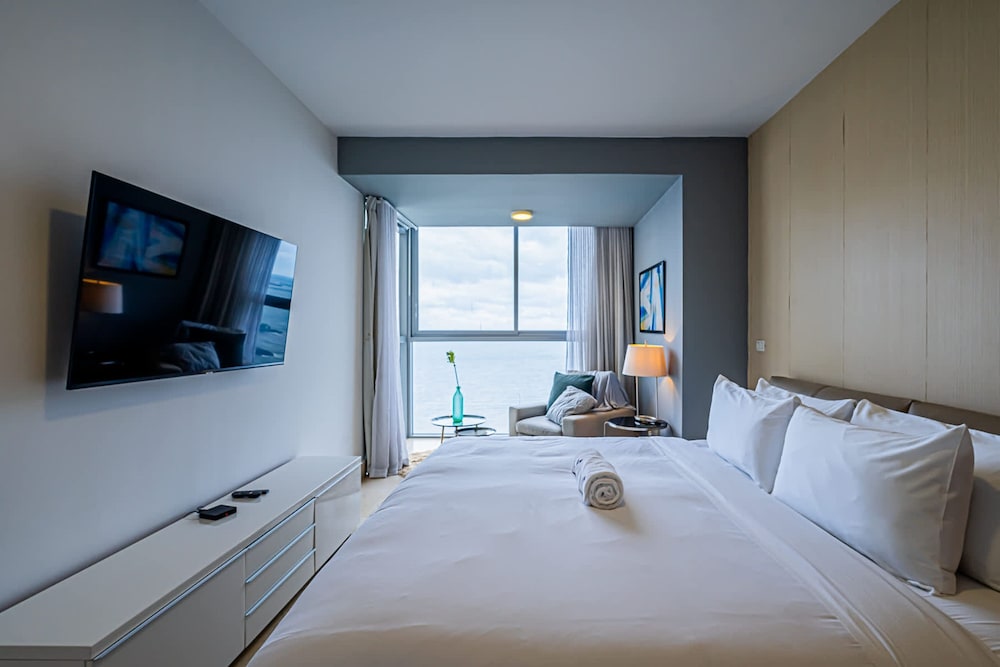w Prestigious 1BR w Fantastic Balcony in YOO