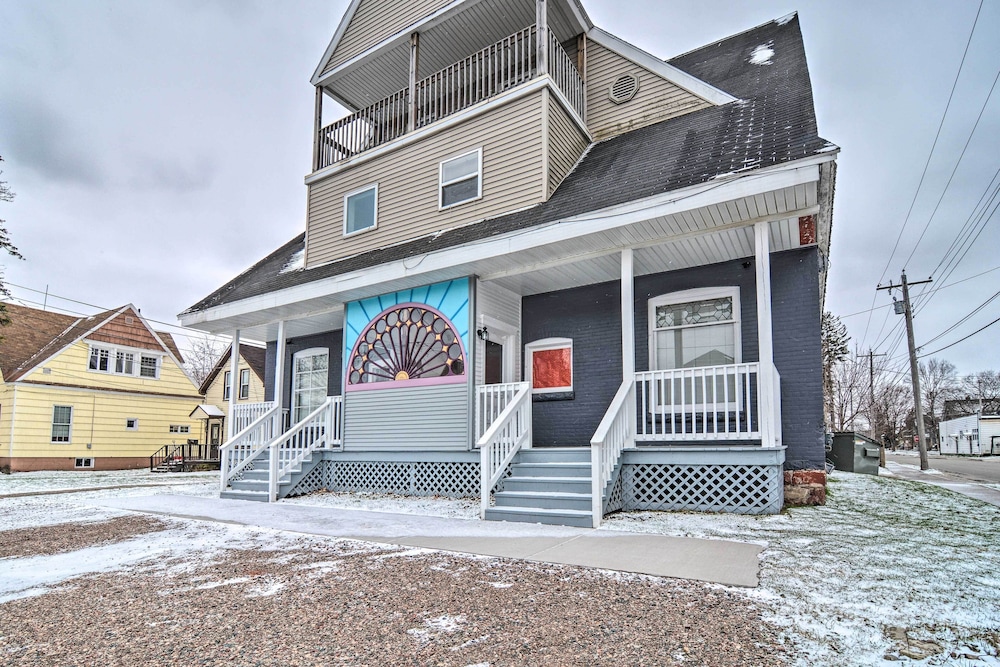 Charming Apartment in the Heart of Sault St Marie! view 3