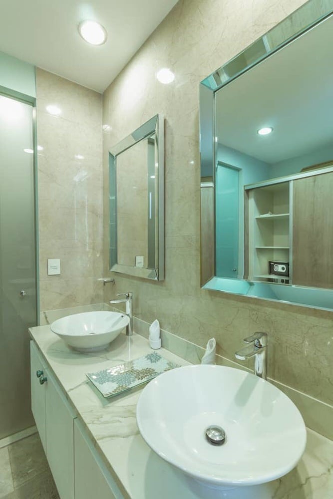 NEW LUX 2BR Balcony Dream Location Pool Shops view 2