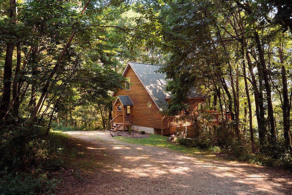 Cheerful Two Bdrm Cabin With Hot Tub & Pet Friendly