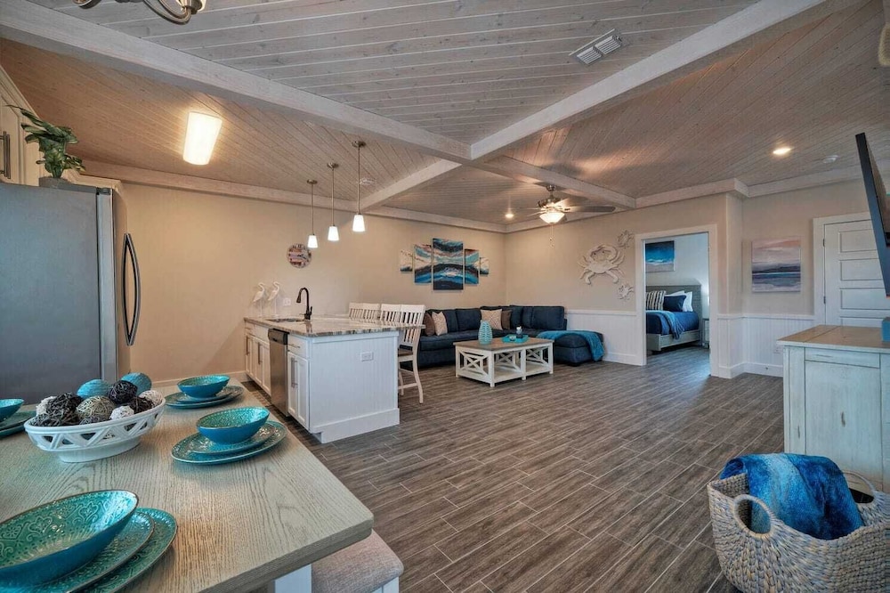 Sleeps 33! 4 Condos, Walk to the Beach, Resort-style Pool, Endless Summer Resort