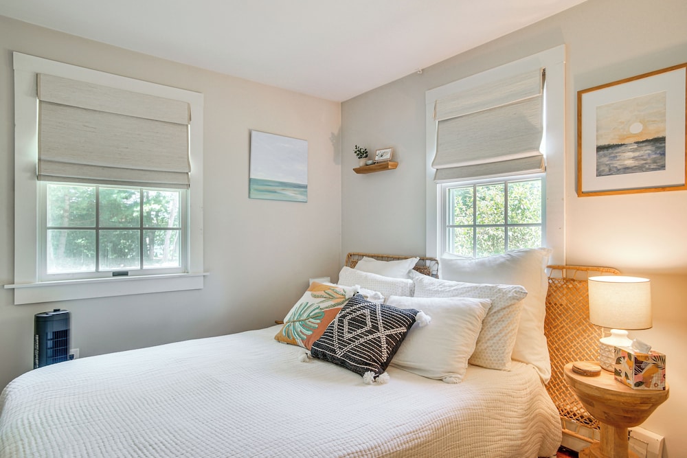 Charming Cape Cod Cottage: 4 Mi to Bristol Beach!