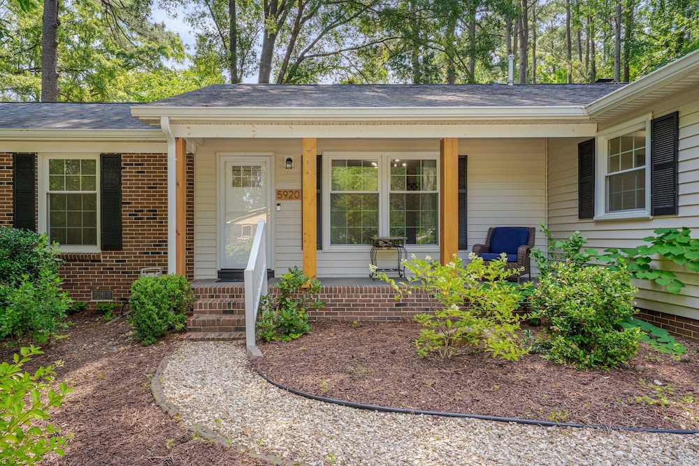 Relaxing Retreat Near North Hills & Downtown 3 Bedroom Home