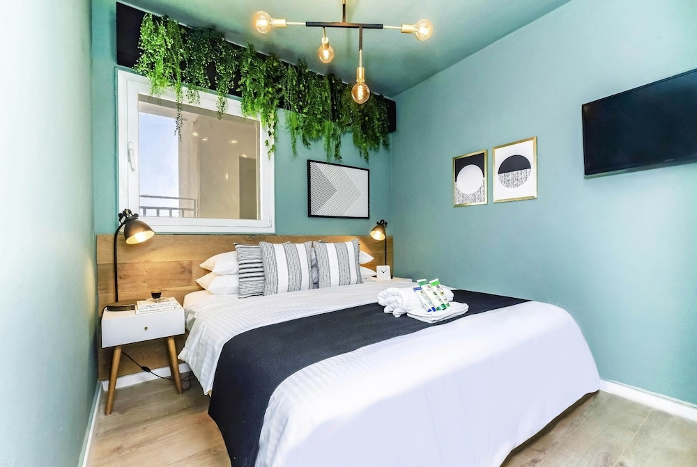 New - Trendy One Bedroom Apt, Most Popular Area view 4