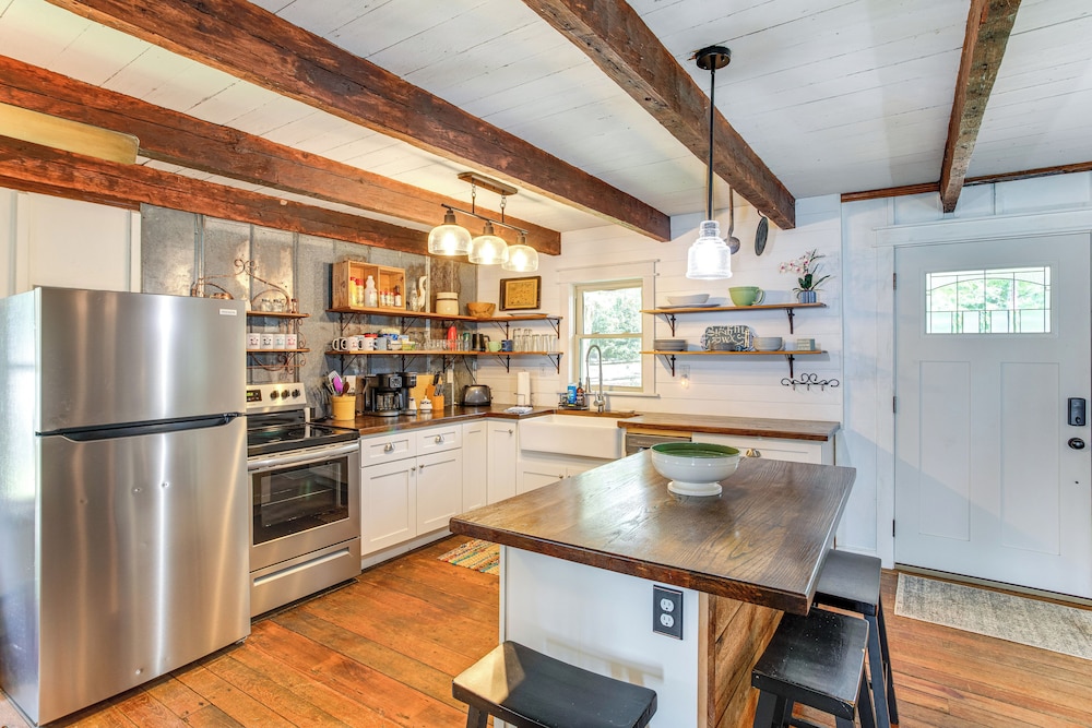 Lake Wateree Retreat: Dock & Screened Porch!