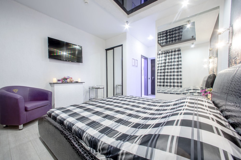 Alex Hotel on Muzhestva