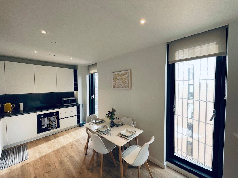 City Sky View Centre Luxe Apartment - 2 Bedrooms