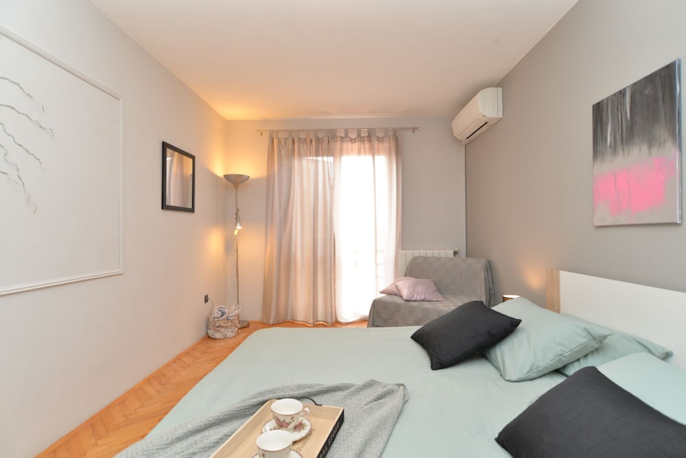 Apartment 843