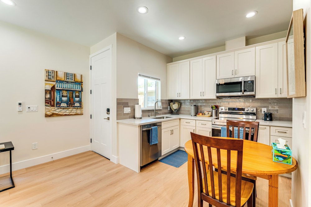 3 Mi to UC Davis: Retreat w/ Furnished Patio!