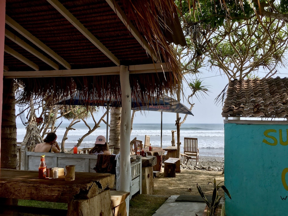 Dikaloha Medewi Surfcamp