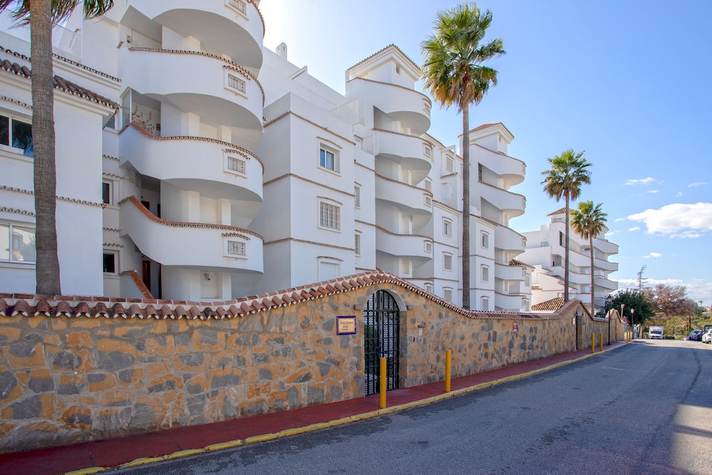 Exclusive 2BD Apartment With Private Terrace in Marbella Royal Gardens