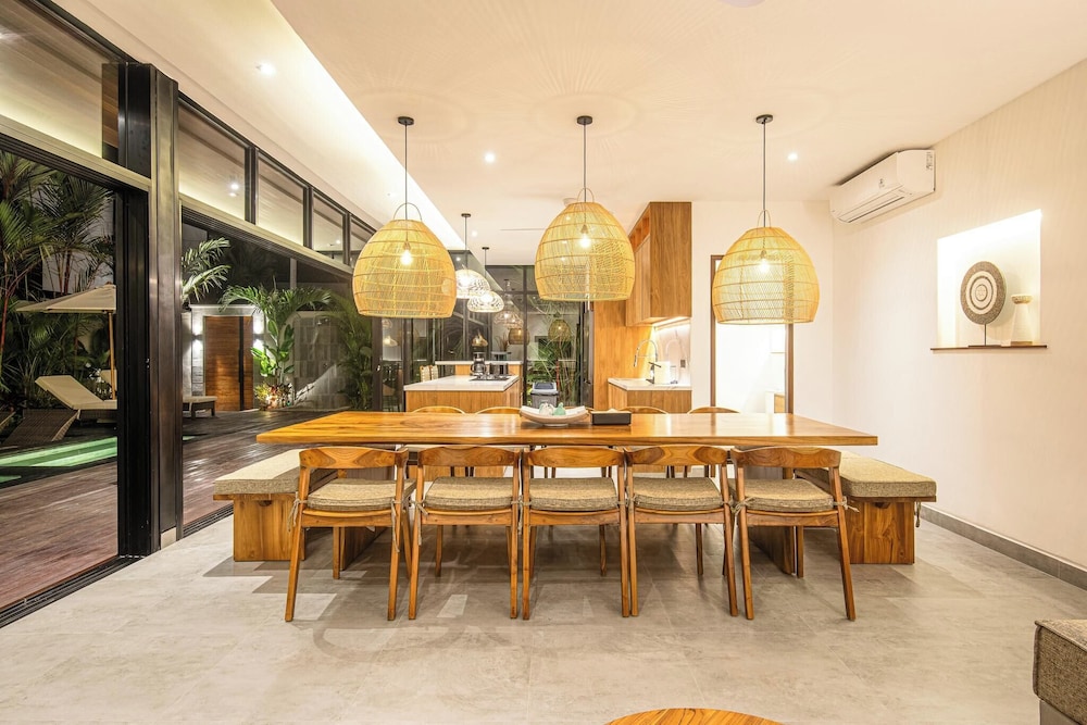 Elegant 6BR Canggu Villa Steps From the Ocean